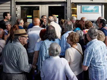 Miles de jubilados hacen cola para cobrar la pensión Miles de jubilados hacen cola para cobrar la pensión