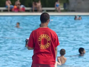 Socorrista vigilando una piscina Socorrista vigilando una piscina