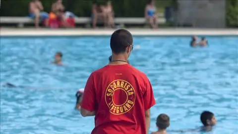 Socorrista vigilando una piscina Socorrista vigilando una piscina.