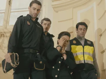 Luisa es detenida por la policía Luisa es detenida por la policía