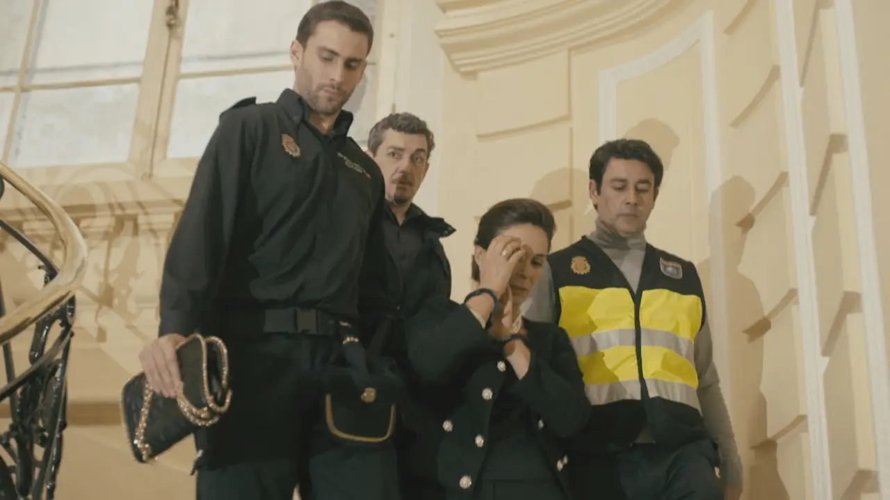 Luisa es detenida por la policía
