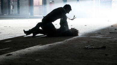 María y Álex se baten en un duelo a muerte