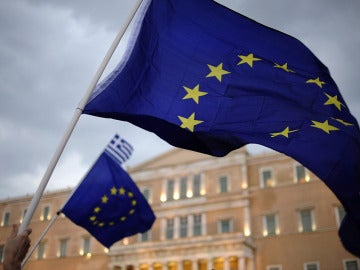 Ondea una bandera de la UE en Grecia Ondea una bandera de la UE en Grecia