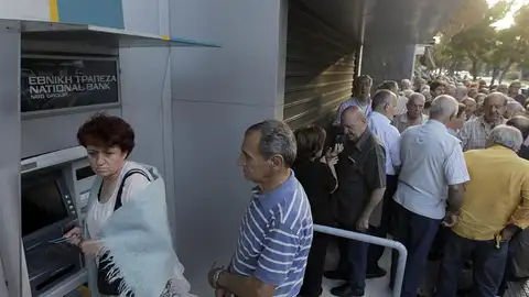 Jubilados sacan dinero de un cajero en Grecia. Jubilados sacan dinero de un cajero en Grecia.