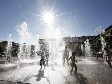 Jóvenes bañándose para soportar la ola de calor Jóvenes bañándose para soportar la ola de calor