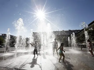 Jóvenes bañándose para soportar la ola de calor Jóvenes bañándose para soportar la ola de calor