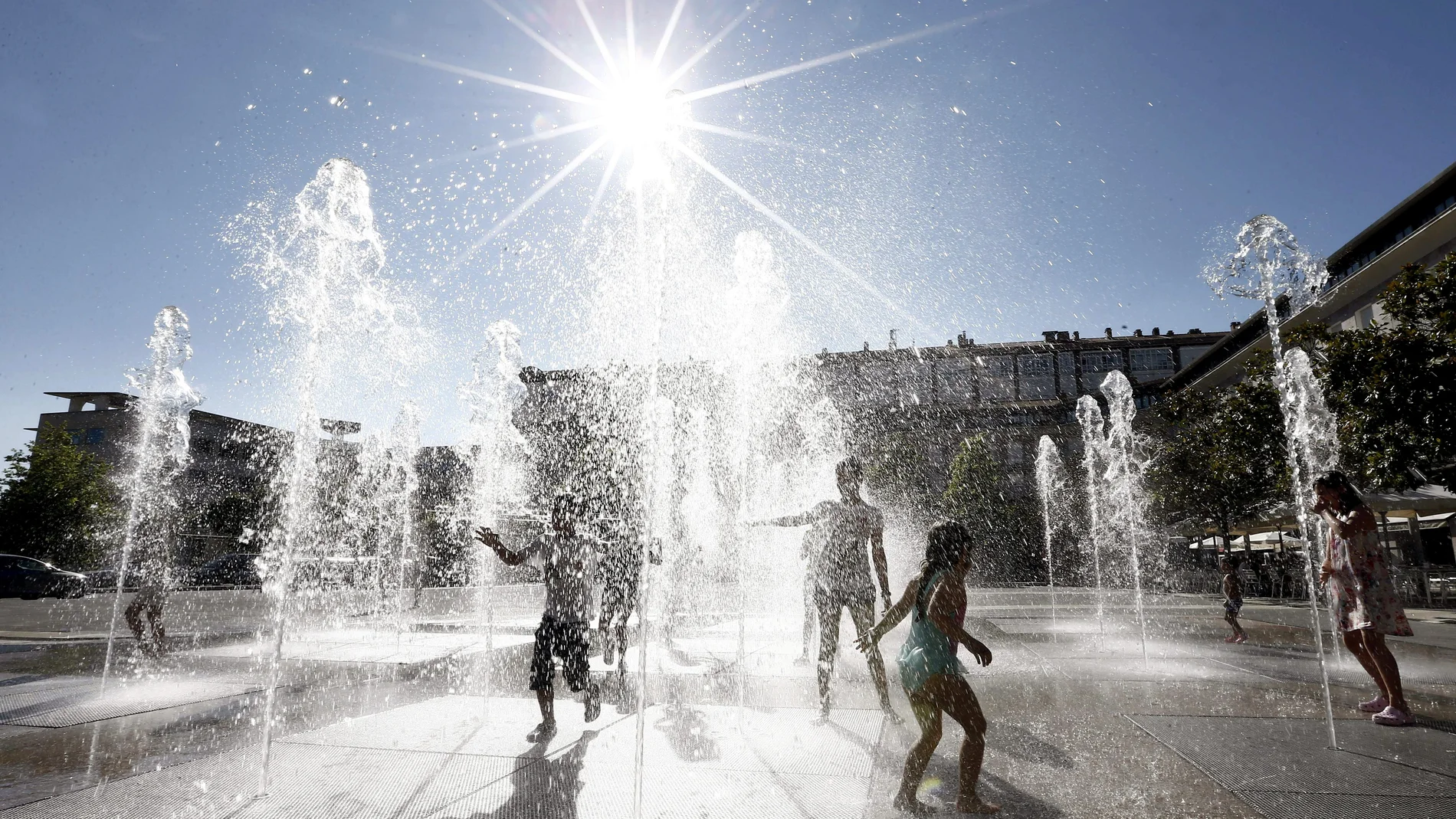 Jóvenes bañándose para soportar la ola de calor Jóvenes bañándose para soportar la ola de calor