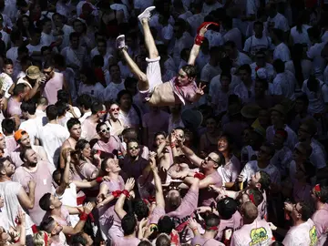 Un joven lanzado al aire en las fiestas de San Fermín Un joven lanzado al aire en las fiestas de San Fermín