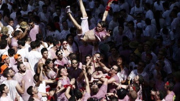 Un joven lanzado al aire en las fiestas de San Fermín 