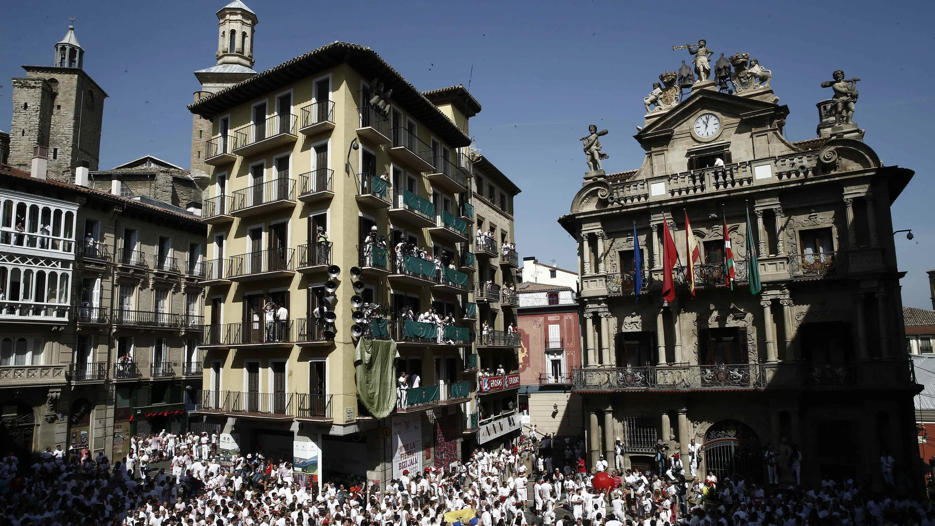 Colocación de la Ikurriña en el balcón del Ayuntamiento de Pamplona antes del inicio de las fiesta