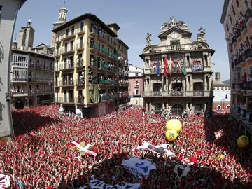 Miles de personas festejan con sus pañuelos alzados el inicio de las fiestas de San Fermín Miles de personas festejan con sus pañuelos alzados el inicio de las fiestas de San Fermín