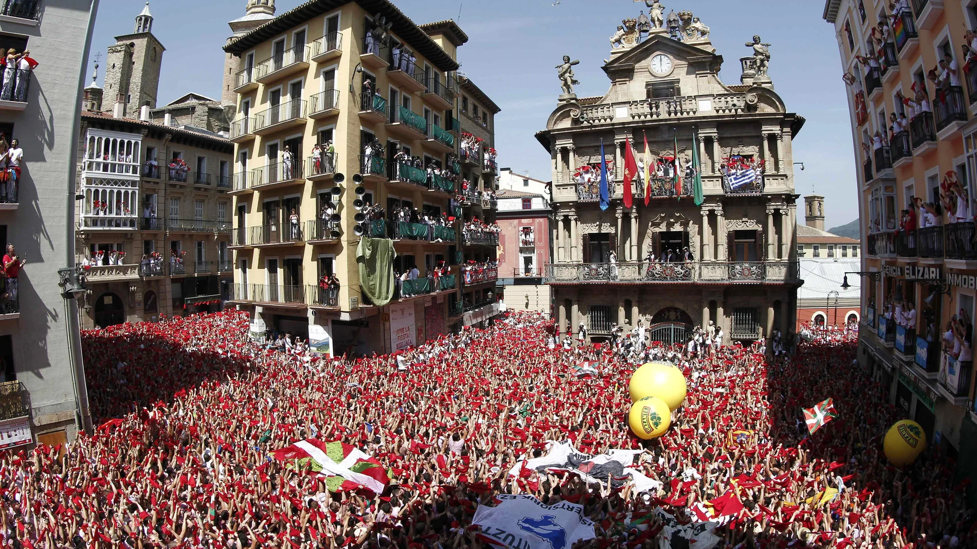 Miles de personas festejan con sus pañuelos alzados el inicio de las fiestas de San Fermín