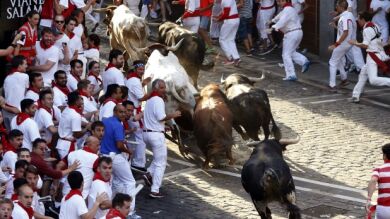 El primer encierro de Sanfermines, rápido, peligroso y con tres heridos por asta