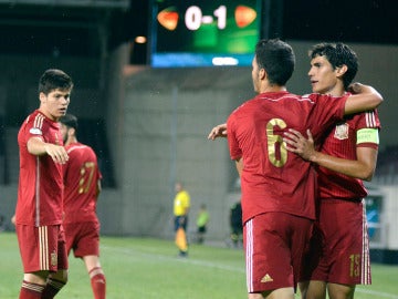 Jesús Vallejo (izquierda) celebra un gol con Mikel Merino