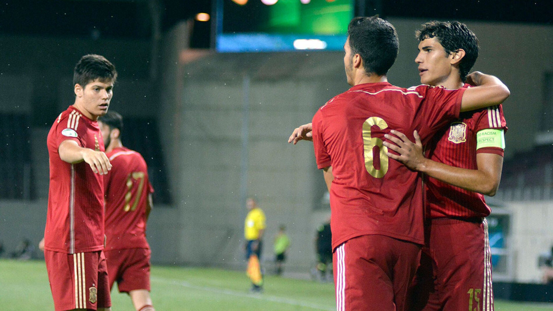 Jesús Vallejo (izquierda) celebra un gol con Mikel Merino