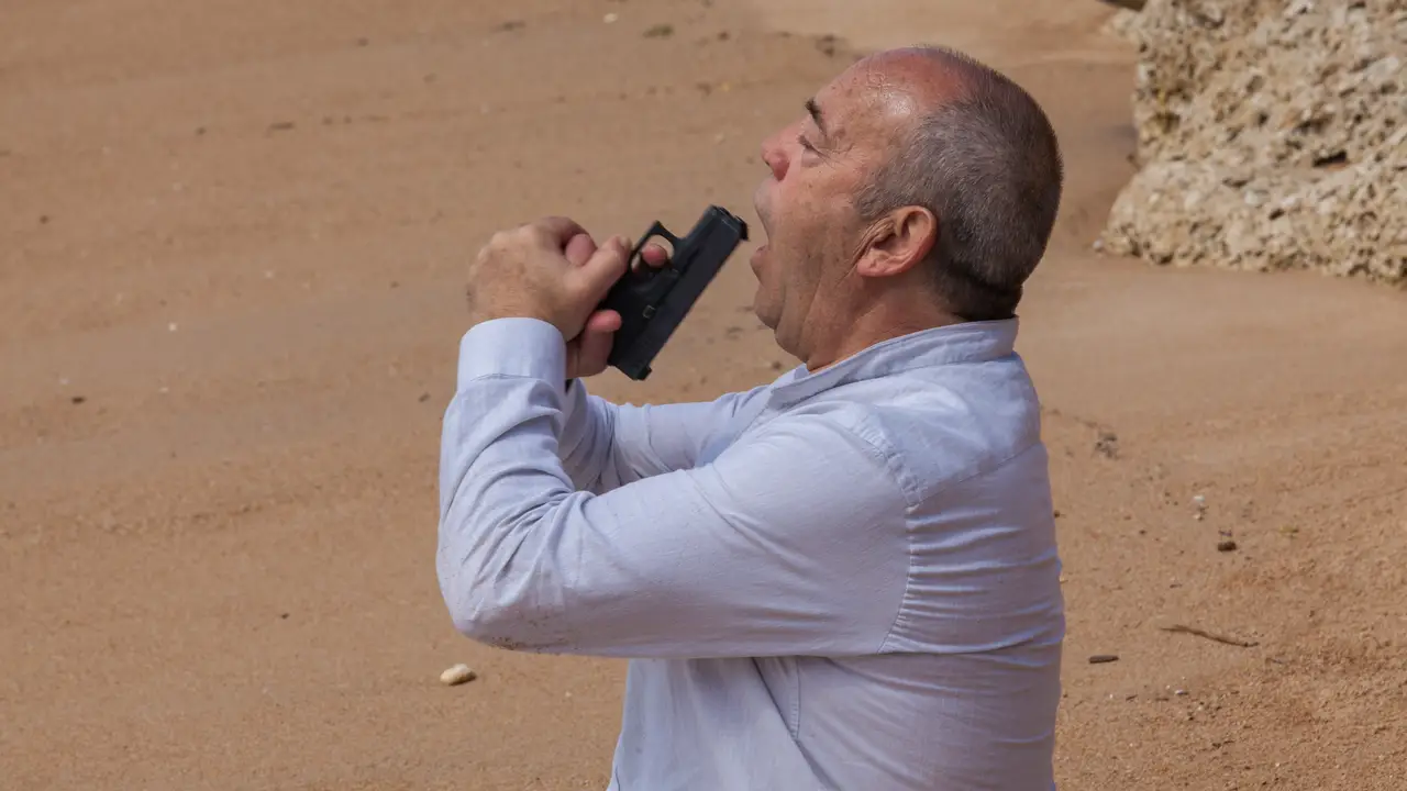 Enrique se plantea suicidarse en la playa