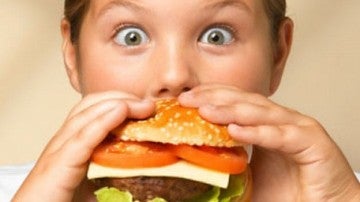 Niño comiendo hamburguesa