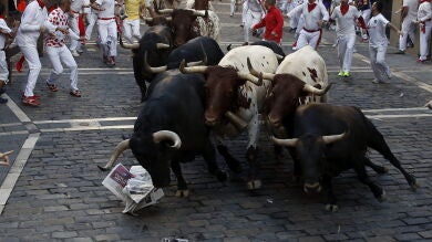 Un toro adelantado de la manada crea peligro en el tercer encierro de San Fermín