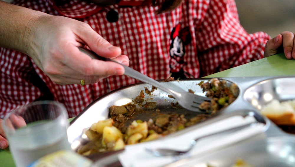 Niña en un comedor escolar