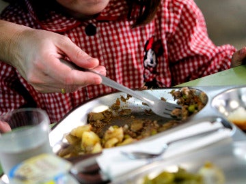 Niña en un comedor escolar