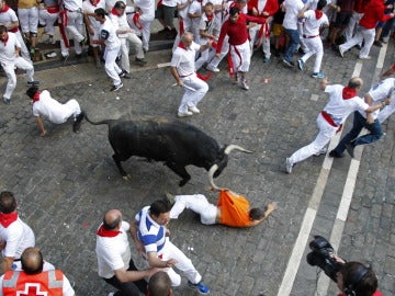 Mozo alcanzado por uno de los toros a la entrada de la Plaza Consistorial