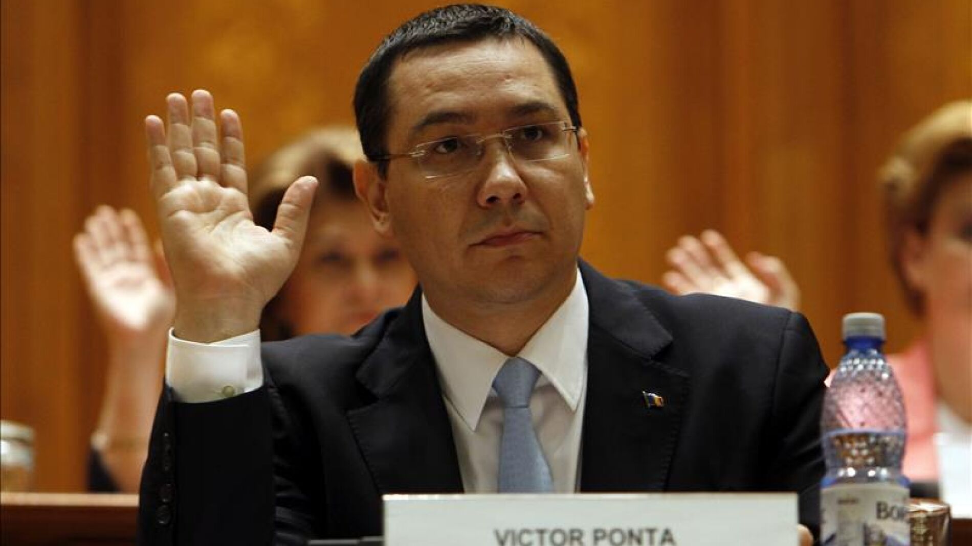 Victor Ponta durante una votaci&oacute;n en el Parlamento rumano en Bucarest 