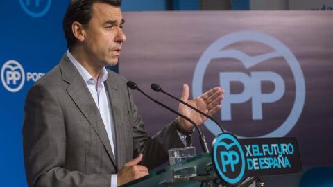 Fernando Mart&iacute;nez-Maillo, anunciando reforma electoral 