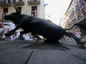 Varios mozos corren junto a los toros salmantinos de Domingo Hernández