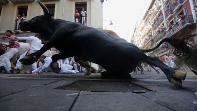 Varios mozos corren junto a los toros salmantinos de Domingo Hernández