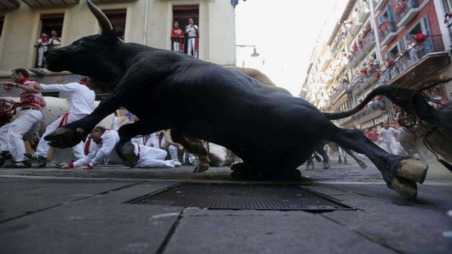 Varios mozos corren junto a los toros salmantinos de Domingo Hern&aacute;ndez
