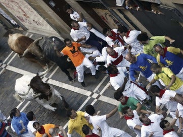 El penúltimo encierro de los Sanfermines ha sido rápido y con momentos de peligro 