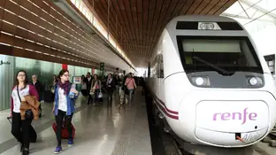 Un tren de Renfe parado en una estación Un tren de Renfe parado en una estación