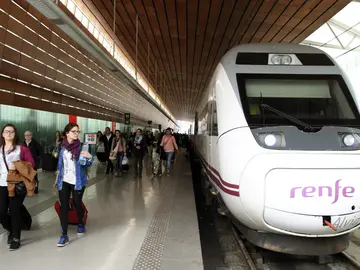 Un tren de Renfe parado en una estación Un tren de Renfe parado en una estación
