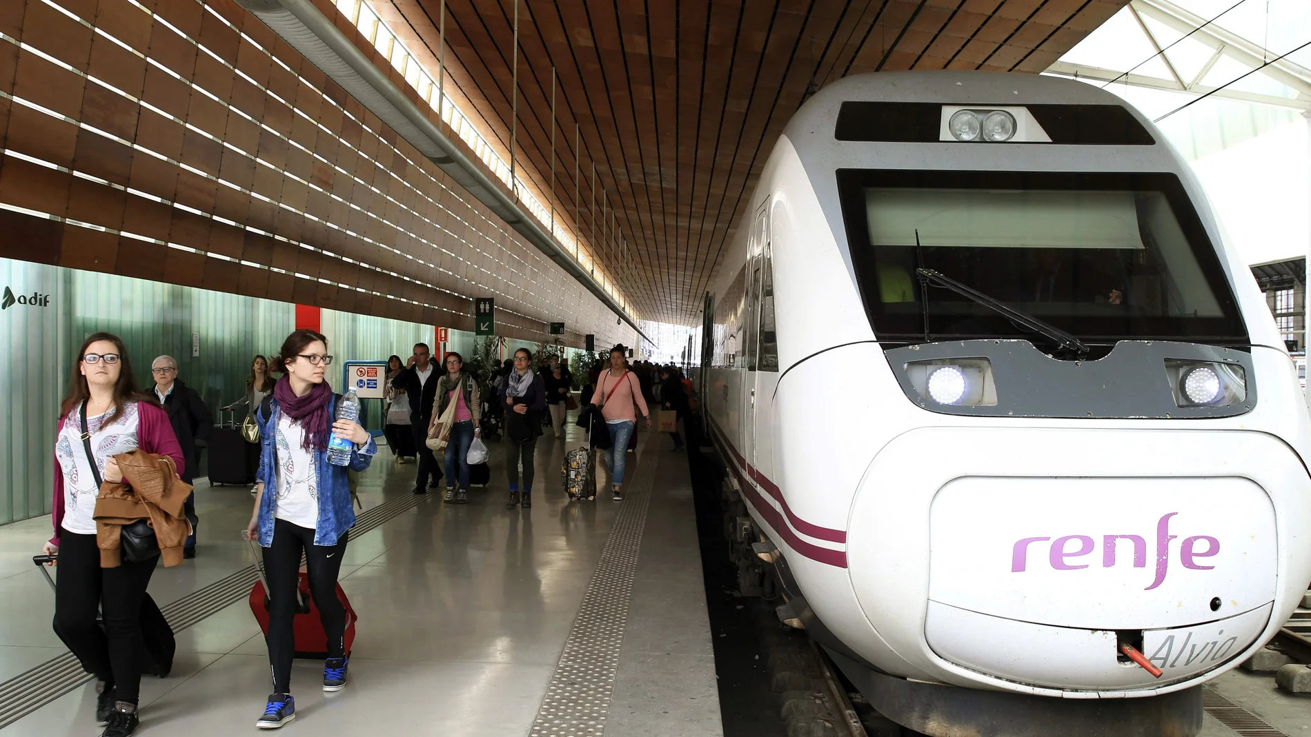 Un tren de Renfe parado en una estación Un tren de Renfe parado en una estación