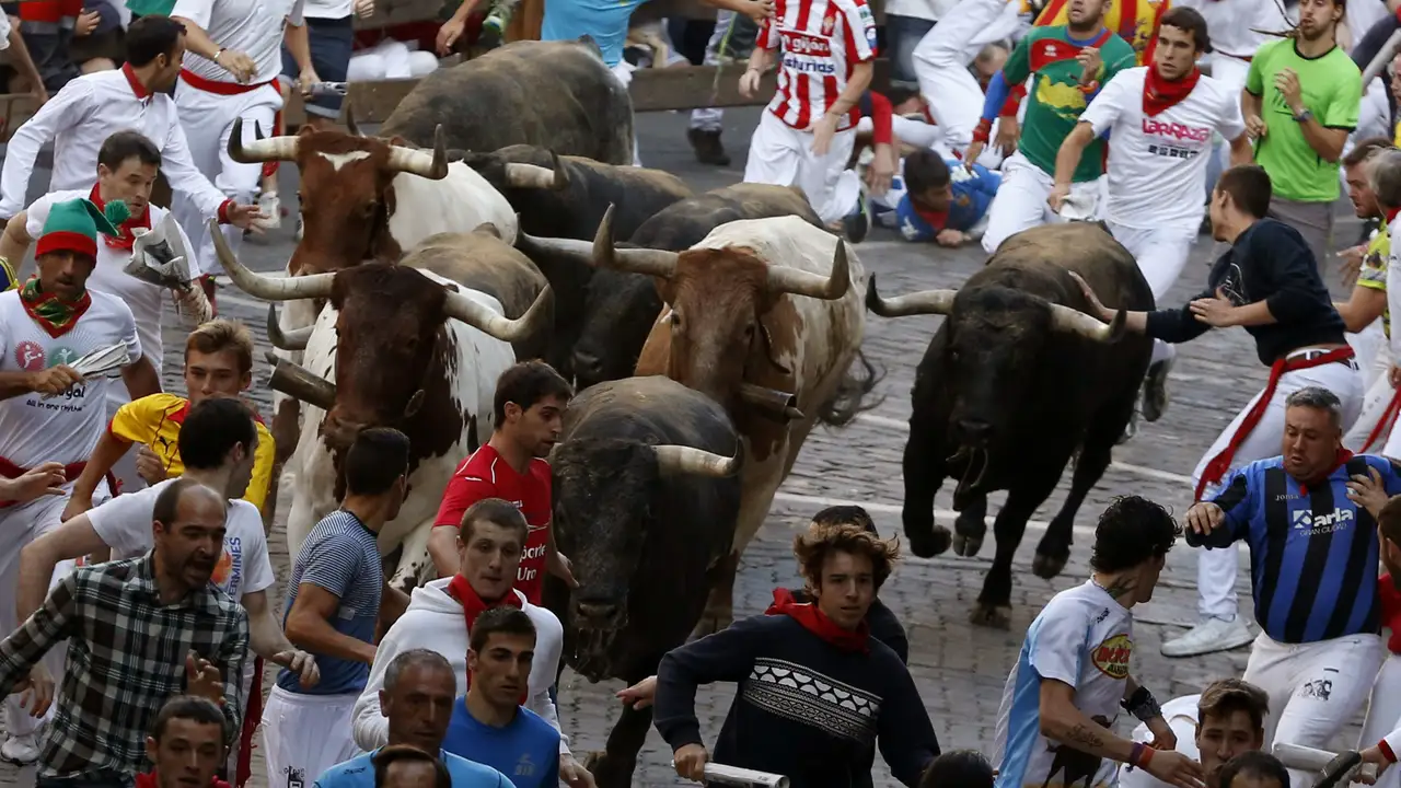 Los 'Miura' vuelan por Pamplona y dejan un herido por contusión craneal