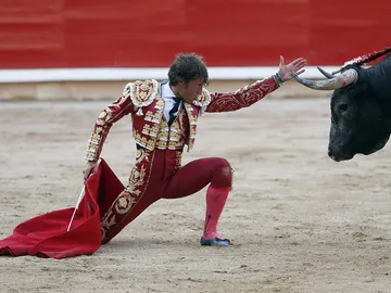 Manuel Escribano hace un desplante a un Miura en San Fermín 2015 Manuel Escribano hace un desplante a un Miura en San Fermín 2015