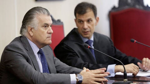 Luis B&aacute;rcenas junto a su abogado