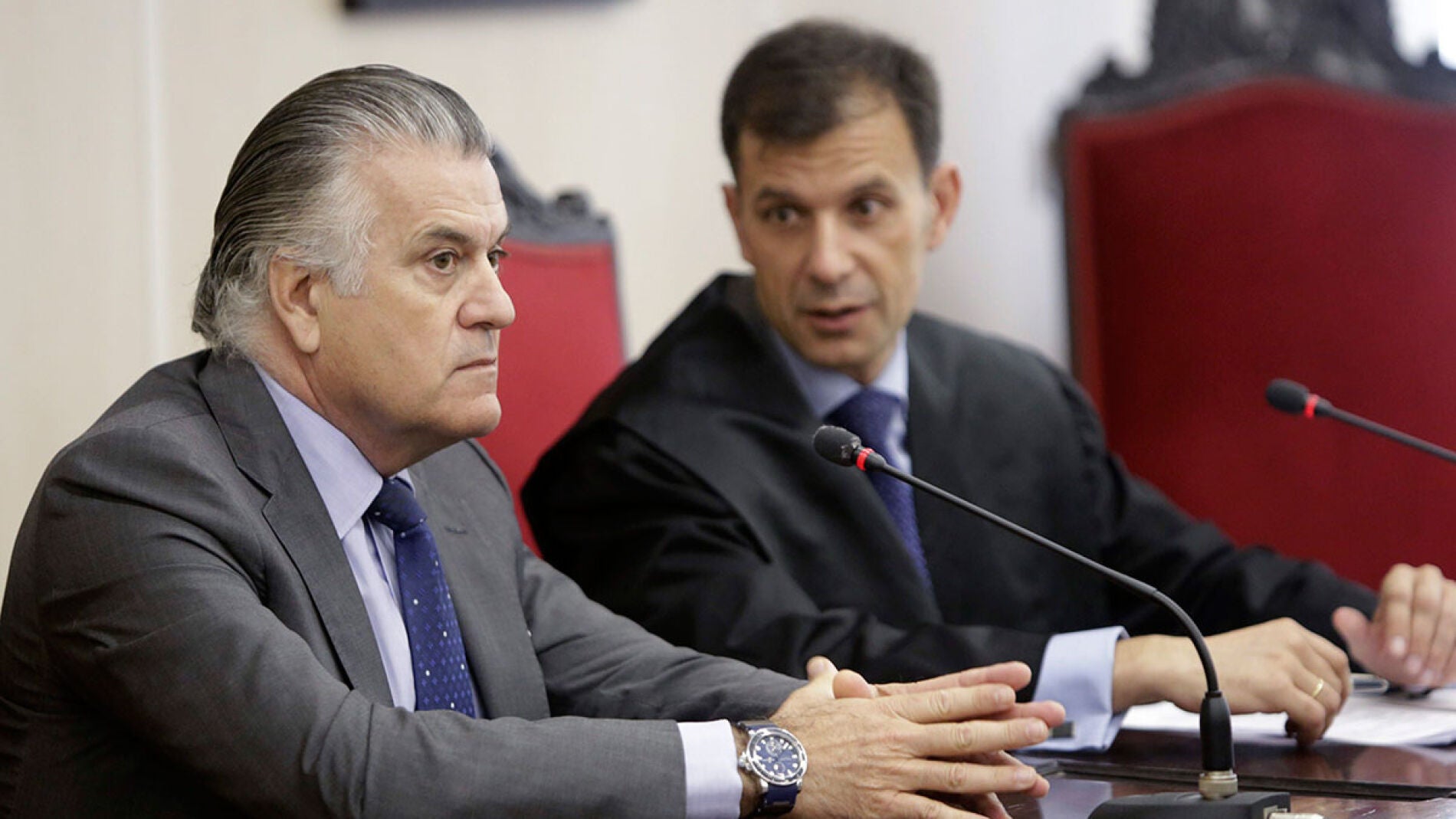 Luis B&aacute;rcenas junto a su abogado