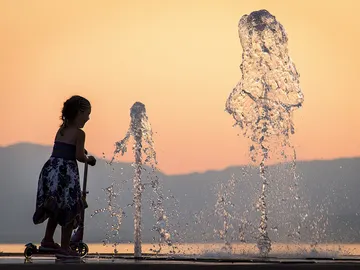 Una niña se refresca en una fuente para combatir el calor en Francia Una niña se refresca en una fuente para combatir el calor en Francia