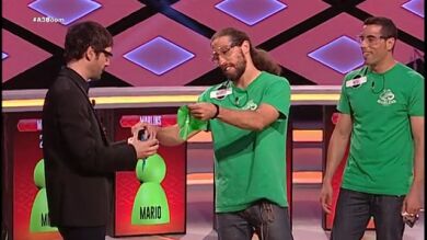 Los nadadores 'Marlins' regalan un gorrito de baño a Juanra