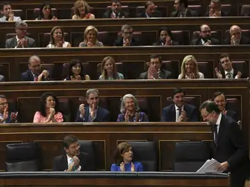La bancada del PP en el Congreso aplaude a Rajoy La bancada del PP en el Congreso aplaude a Rajoy