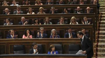 La bancada del PP en el Congreso aplaude a Rajoy