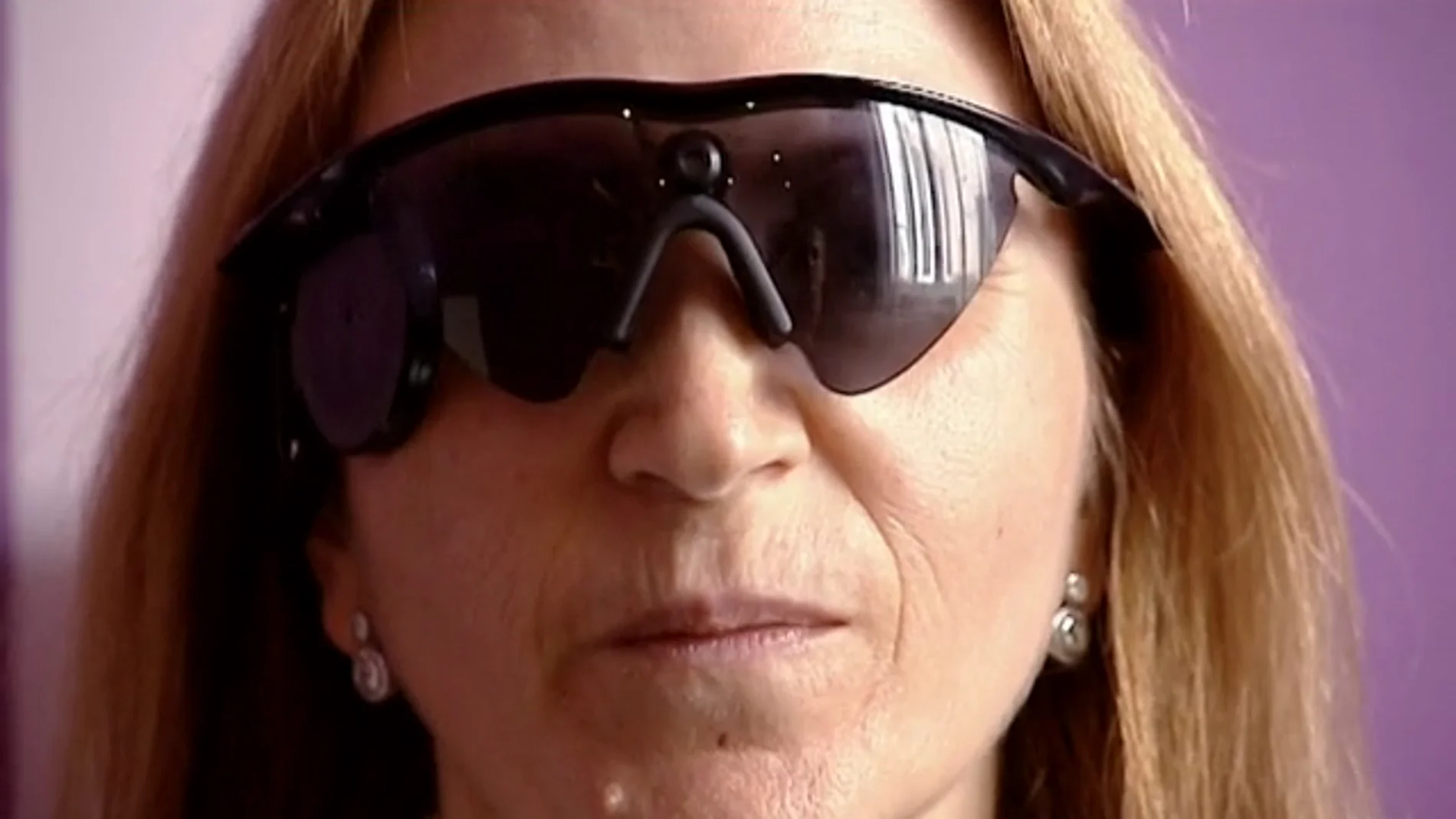El primer ojo biónico implantado en España cambia por completo la vida de su receptora