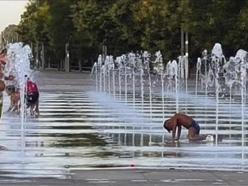 Niños se refrescan en una fuente de Córdoba