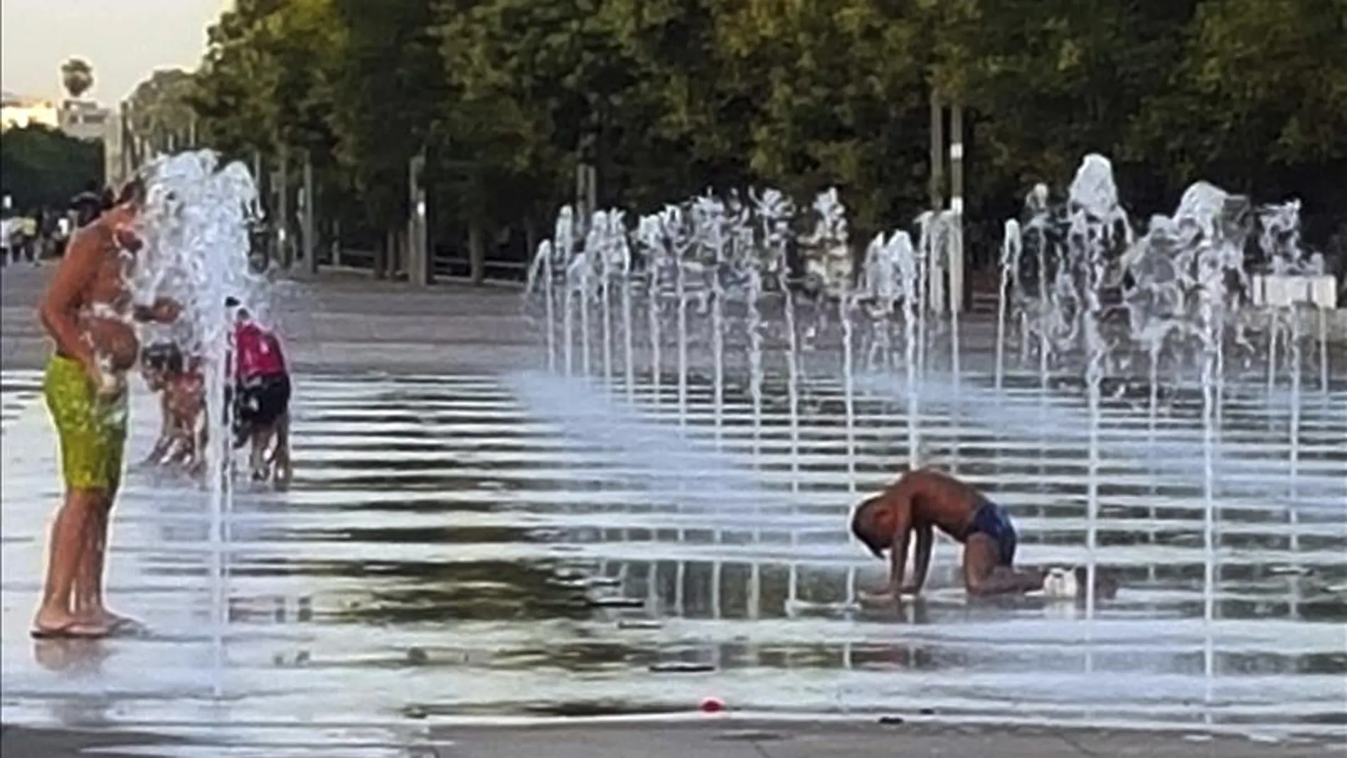Niños se refrescan en una fuente de Córdoba Niños se refrescan en una fuente de Córdoba