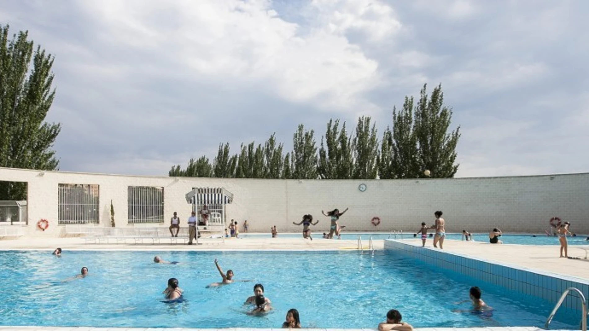 Niños se bañan en una piscina. Niños se bañan en una piscina.