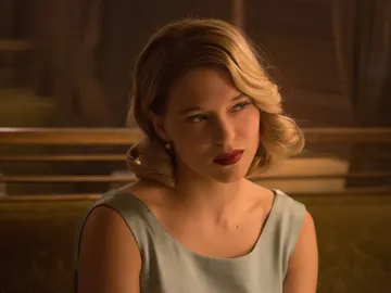 Léa Seydoux interpretará a Madeleine Swann, una doctora hija de un asesino que conocerá a Bond en su clínica en Austria, donde saltarán chispas entre ellos. "Es cierto que hay atracción entre ellos, sin embargo su comienzo será algo abrupto, como mínimo". Léa Seydoux interpretará a Madeleine Swann, una doctora hija de un asesino que conocerá a Bond en su clínica en Austria, donde saltarán chispas entre ellos. "Es cierto que hay atracción entre ellos, sin embargo su comienzo será algo abrupto, como mínimo".