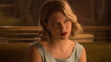 Léa Seydoux interpretará a Madeleine Swann, una doctora hija de un asesino que conocerá a Bond en su clínica en Austria, donde saltarán chispas entre ellos. "Es cierto que hay atracción entre ellos, sin embargo su comienzo será algo abrupto, como mínimo".