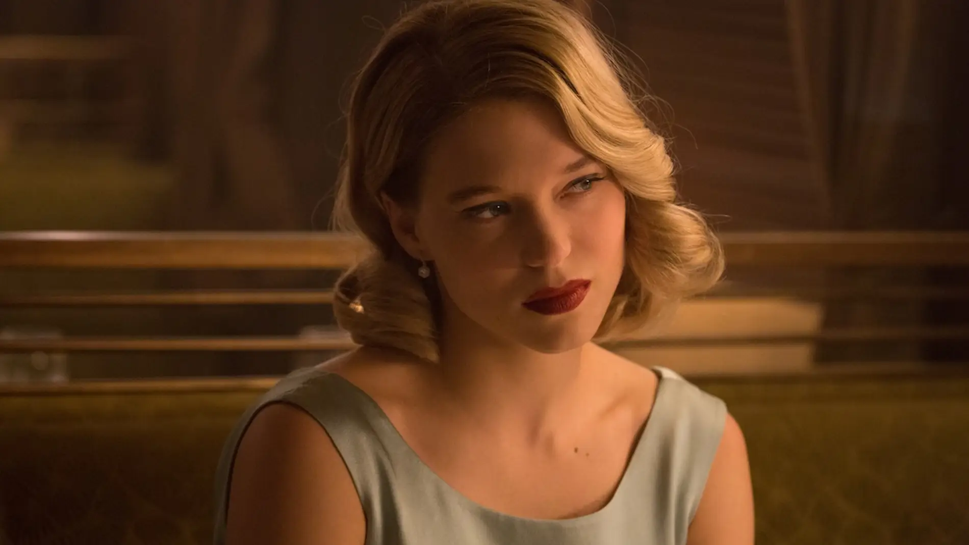 Léa Seydoux interpretará a Madeleine Swann, una doctora hija de un asesino que conocerá a Bond en su clínica en Austria, donde saltarán chispas entre ellos. "Es cierto que hay atracción entre ellos, sin embargo su comienzo será algo abrupto, como mínimo".