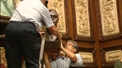 Colau retira el busto de Juan Carlos I del salón de plenos del Ayuntamiento